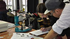 Studierende bei der Durchführung des Fallkegelversuches