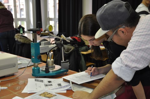 Studierende bei der Durchführung des Fallkegelversuches