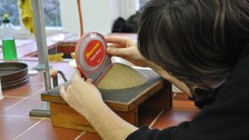 Studierende bei der Messung des Reibungswinkels am Schüttkegel
