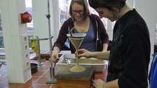 Studierende bei der Durchführung eines Schüttkegelversuches