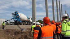 Studenten auf einer Goldbeck Baustelle vor Betonfertigteilstützen