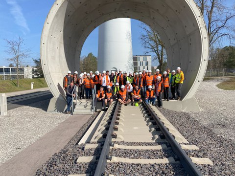 Gruppenbild der Teilnehmer der Frühjahrsexkursion 2025 bei Max Bögl