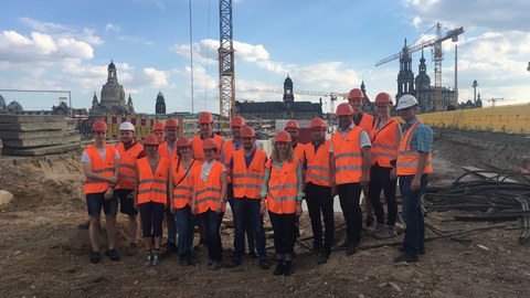 Gruppenbild auf der Baustelle der Augustusbrücke