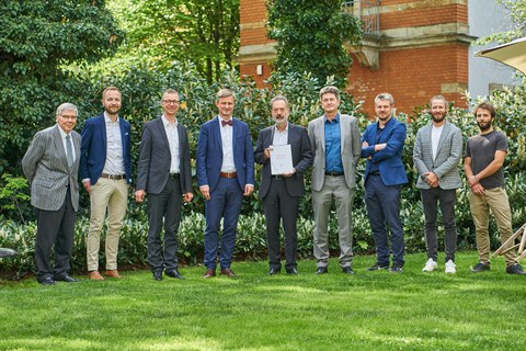 Gruppenbild der Gründer und Geschäftsführer und Mitarbeiter des CFLab.