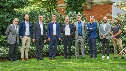 Gruppenbild der Gründer und Geschäftsführer und Mitarbeiter des CFLab.