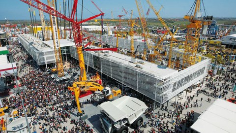Luftbild vom bauma-Gelände mit Blick auf den Liebherr Messestand.