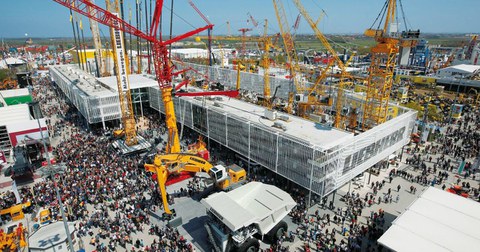 Luftbild vom bauma-Gelände mit Blick auf den Liebherr Messestand.
