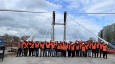 Gruppenfoto aller Teilnehmer an der Frühjahrsexkursion 2023 im Hamburger Hafen vor einer Brücke