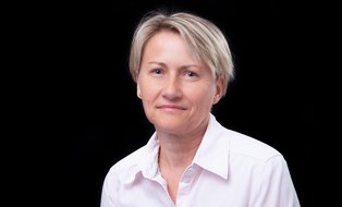 Foto zeigt ein Portrait von Ines Niemetz