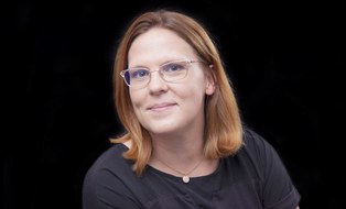 Foto ziegt ein Portrait von Claudia Seifert