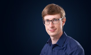 Foto zeigt ein Portrait von Jonathan Schmidt