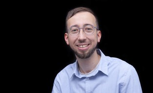 Foto zeigt ein Portrait von Enrico Baumgärtel
