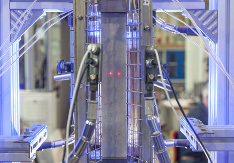 Zugversuch an Carbonbeton-Probekörper mit Temperatureinrichtung