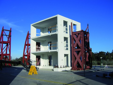 Einzigartige versuchstechnische Möglichkeiten der UCSD: Der große Rütteltisch