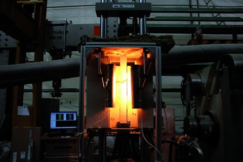 Tension test on a strain specimen under temperature load