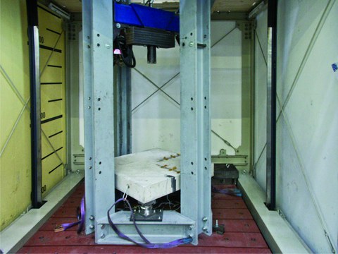 Fallturmversuchsstand im Institut für Leichtbau und Kunststofftechnik der TU Dresden