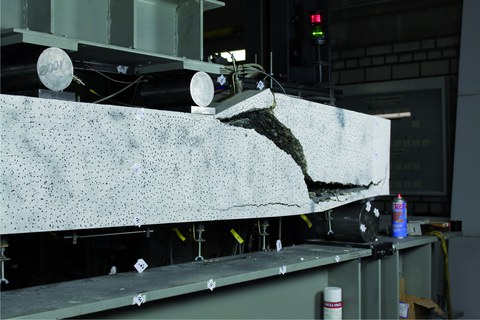 Brittle failure of a reinforced concrete beam und shear