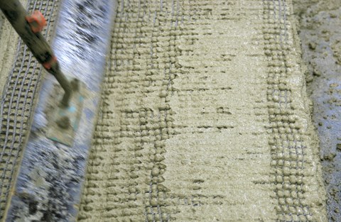 Einarbeiten der textilen Carbonbewehrung