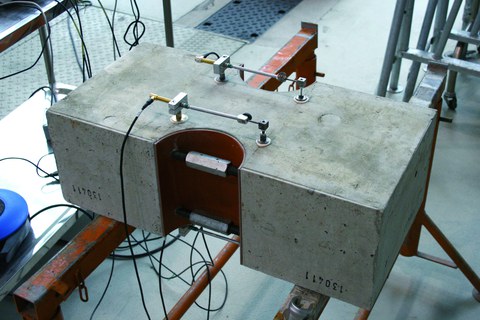 Test specimen during crack adjustment