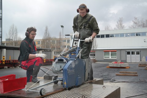 Execution of saw cuts