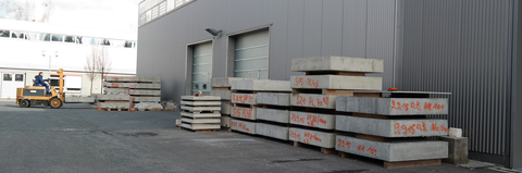 Handling of the plate impact samples in the yard of the Otto Mohr Laboratory 