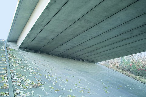 Untersicht einer 4-feldrigen Balkenreihenbrücke über die BAB A14 zwischen Wendischbora und Nossen (SÜ K8052)