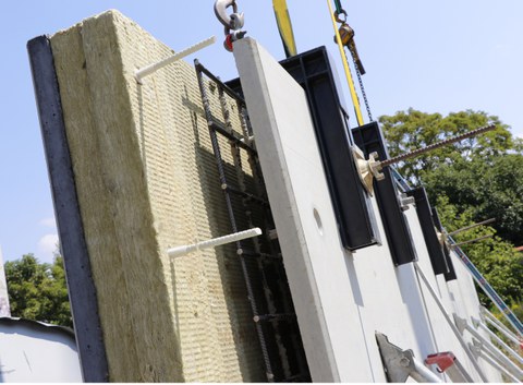 Element wall made of carbon reinforced concrete