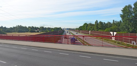 Intakte Brückenkappe bei einer Autobahnüberführung