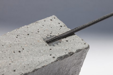 Mechanisch wirkende Verankerungsstruktur im Verbund zwischen Carbonfaserstrang und Beton