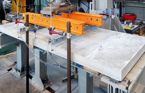 Großbauteilversuch zur Untersuchung der Endverankerung der Carbonbewehrung