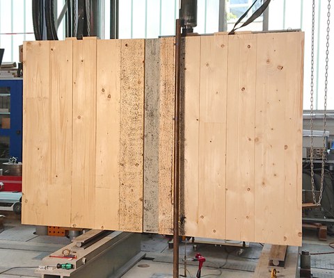 Testing large component without wooden flanks with a concrete connection