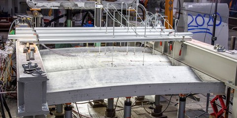 Internally resolved ceiling slab in the 9-point bending test