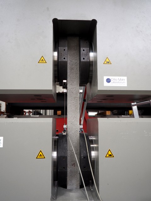 Expansion body with a single reinforcing bar