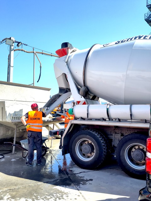 Betonanlieferung aus dem Fahrmischer im Transportbetonwerk