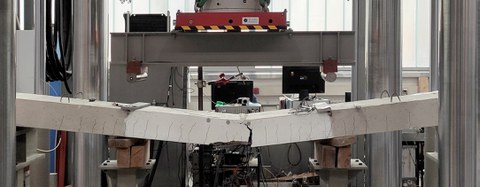Bending test on a plate with overlapping FRP and steel reinforcement