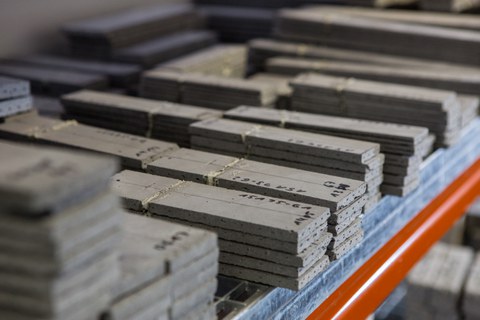 Lagerung von Verbundprobekörpern aus Carbonbeton unter kontrollierten Bedingungen in der Klimakammer