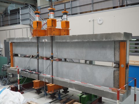 Für die Prüfung der Querkrafttragfähigkeit unter Dauerlast wurden zwei Bauteile gegeneinander gespannt