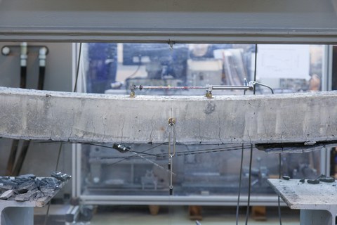 Mit Carbonbeton verstärkte Stahlbetonplatte nach Versagen