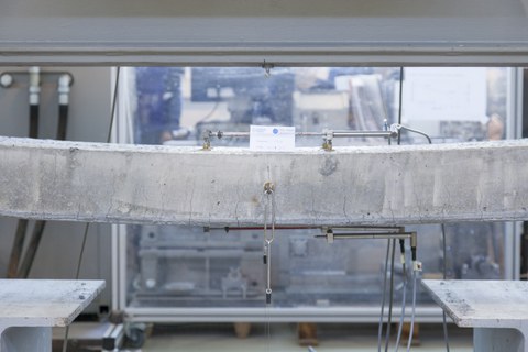 Prüfung eine biegeverstärkten Plattenquerschnittes