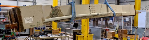Ausgebauter und beschädigter Balkenprobekörper