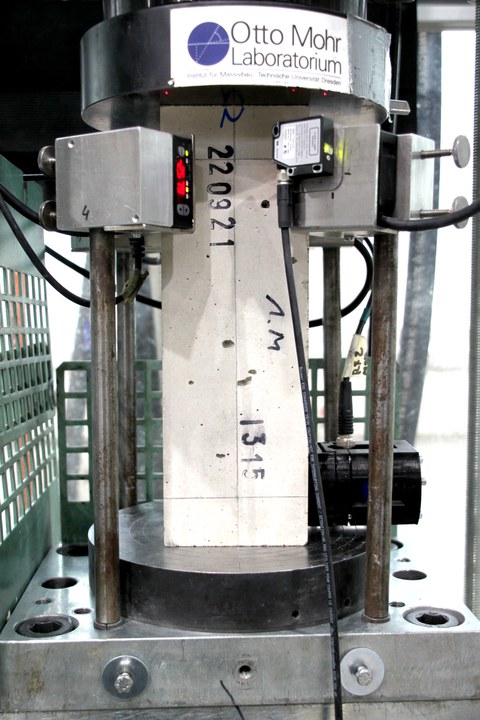 Concrete specimen under cyclic loading
