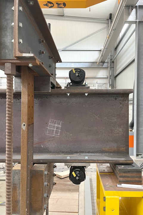 Two imbalanced rotors to generate vertical forces to Demonstrator II