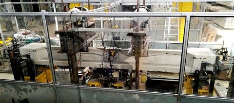 Betonbalken mit Ermüdungsschädigung im Resonanzprüfstand