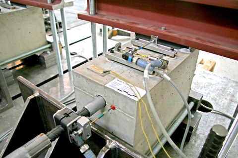Beam-end test with splitting crack