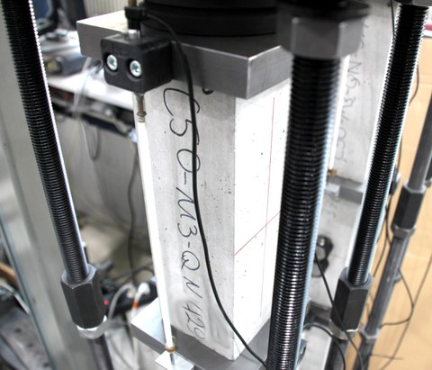 Specimen in a concrete creep test set-up