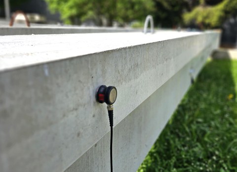 Ultrasonic transducer for monitoring damage evolution in a prestressed concrete beam