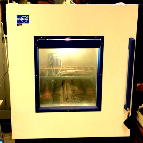 Preliminary tests with strain gages in the climate chamber