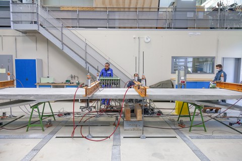 Belastungsversuch des Testexemplars der Carbonbetonbrücke
