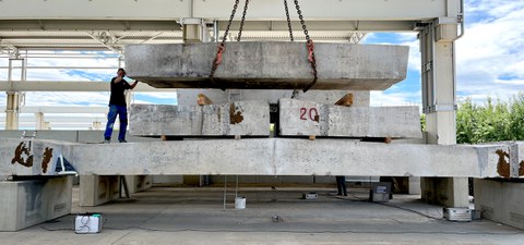 Preliminary tests on old bridge girders – installation of long term loading