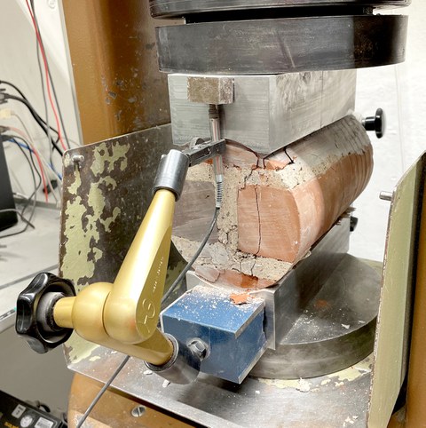 Composite test specimen from a masonry vault in the test rig